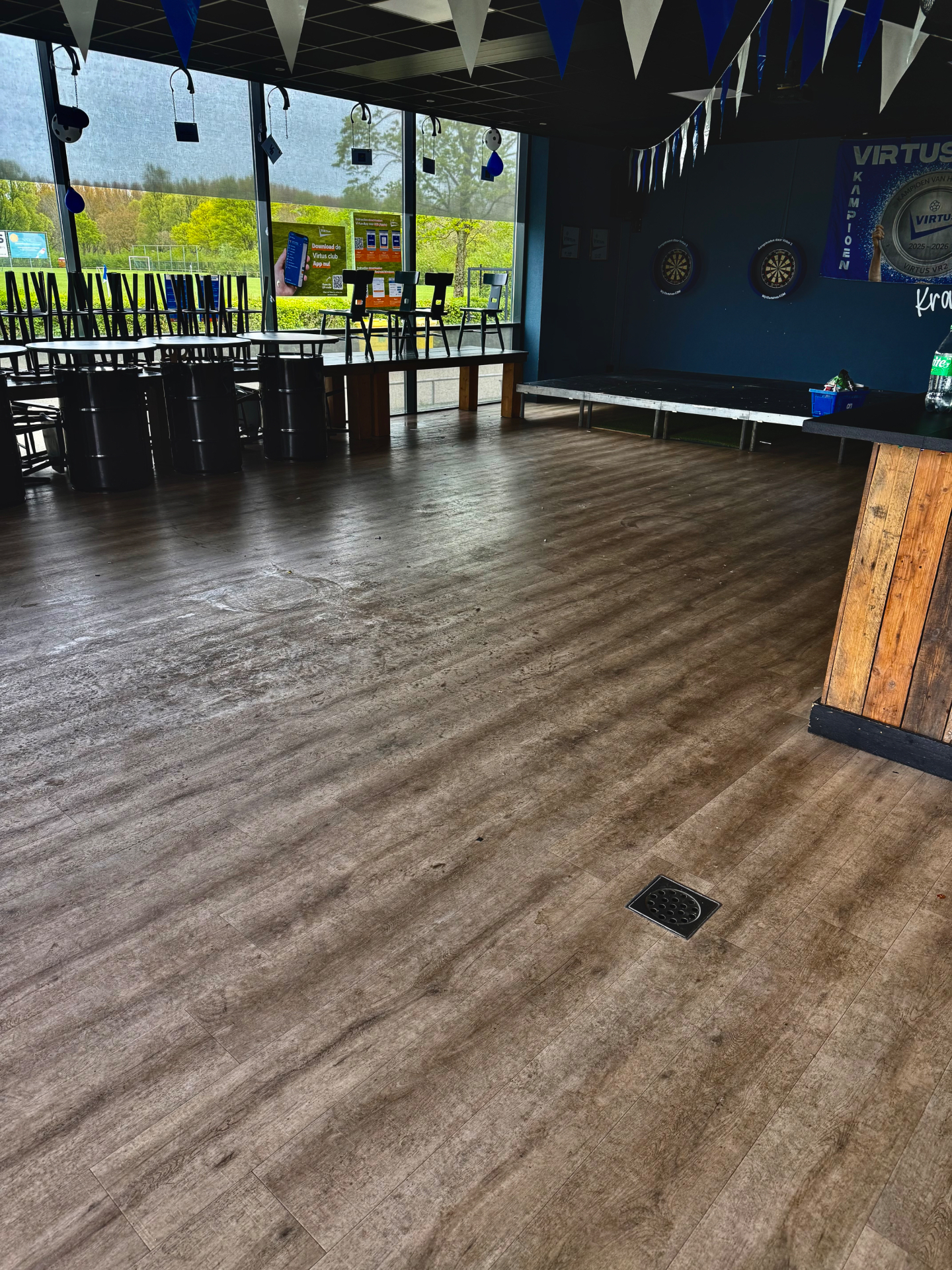 Evenementenlocatie met vervuilde vloer direct na een grootschalig evenement