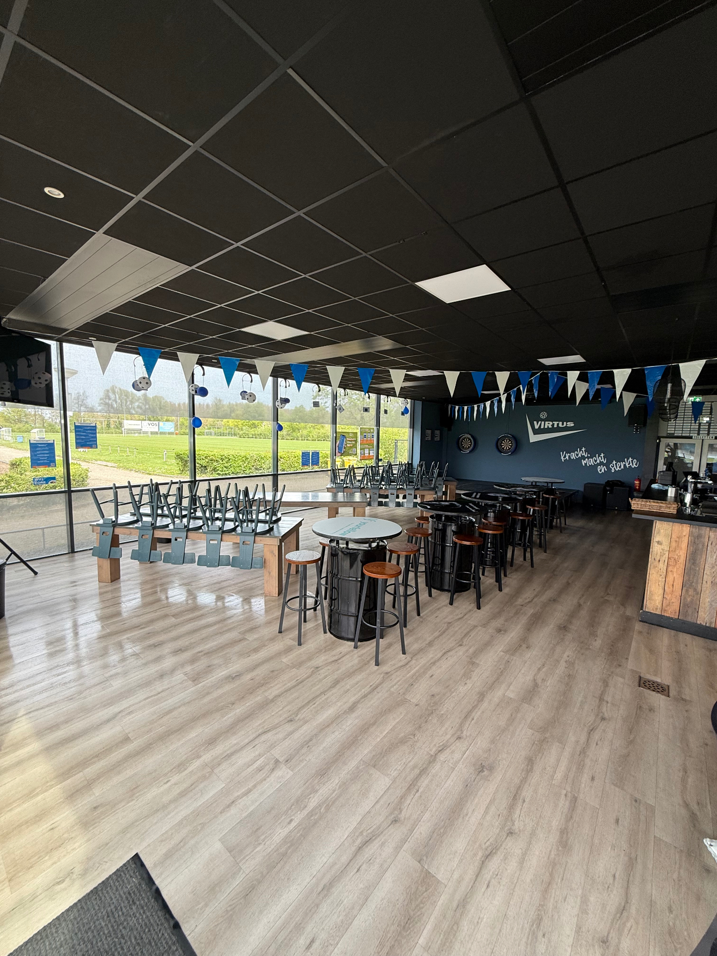 Dezelfde evenementenlocatie volledig gereinigd en gebruiksklaar opgeleverd