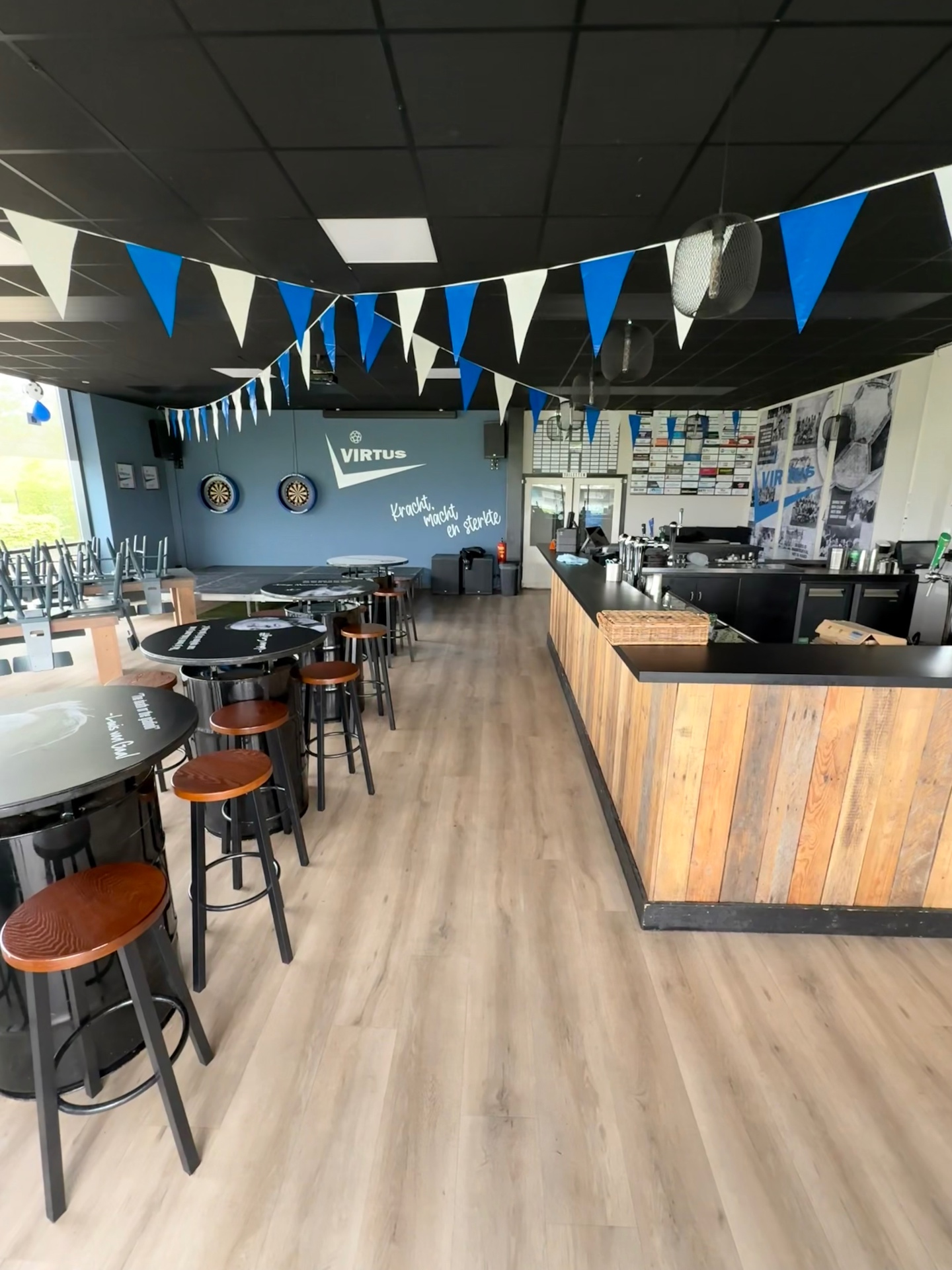 Volledig gereinigde kantine met blinkende vloer