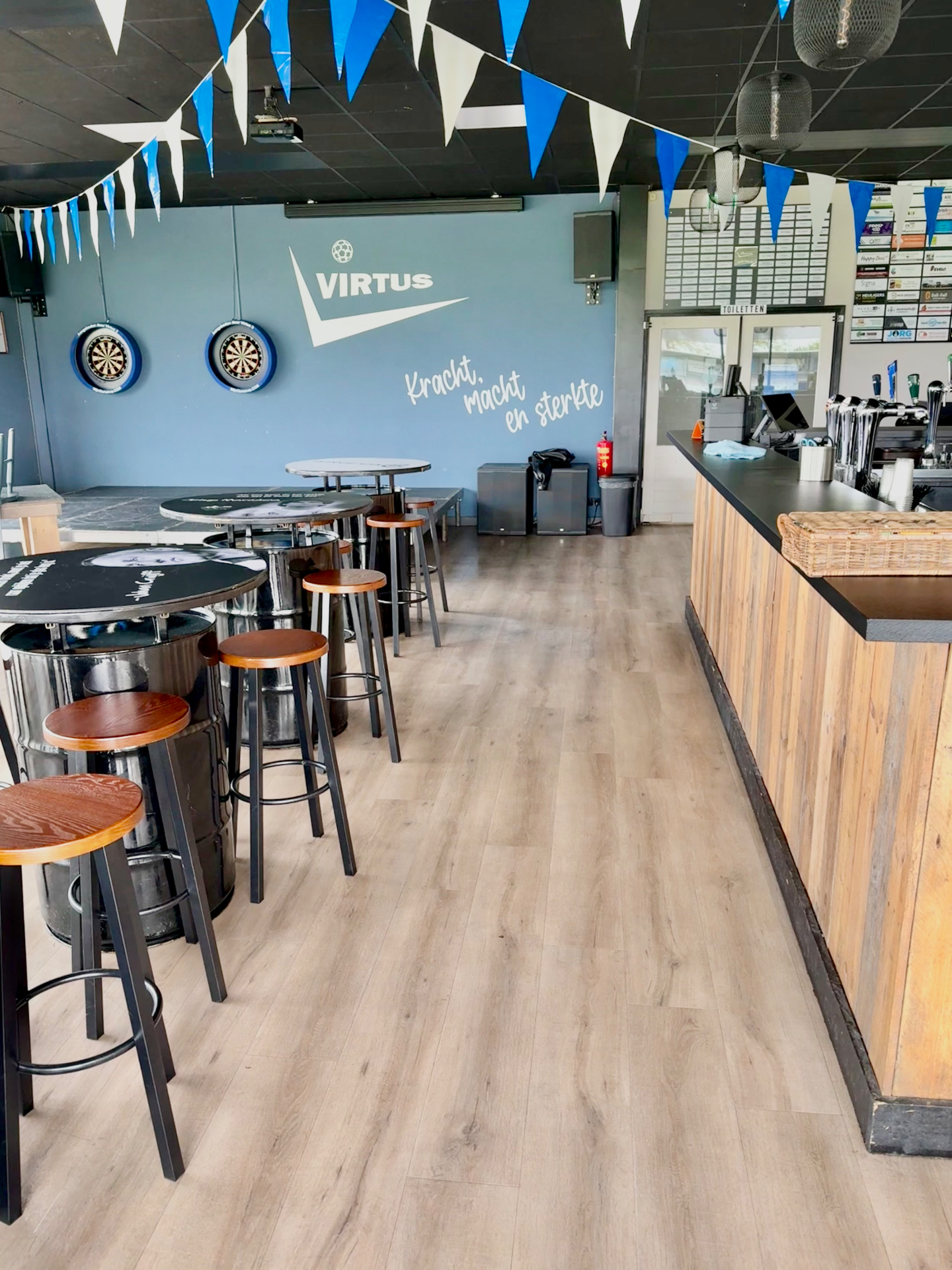 Schone en opgeruimde bar met houten vloer