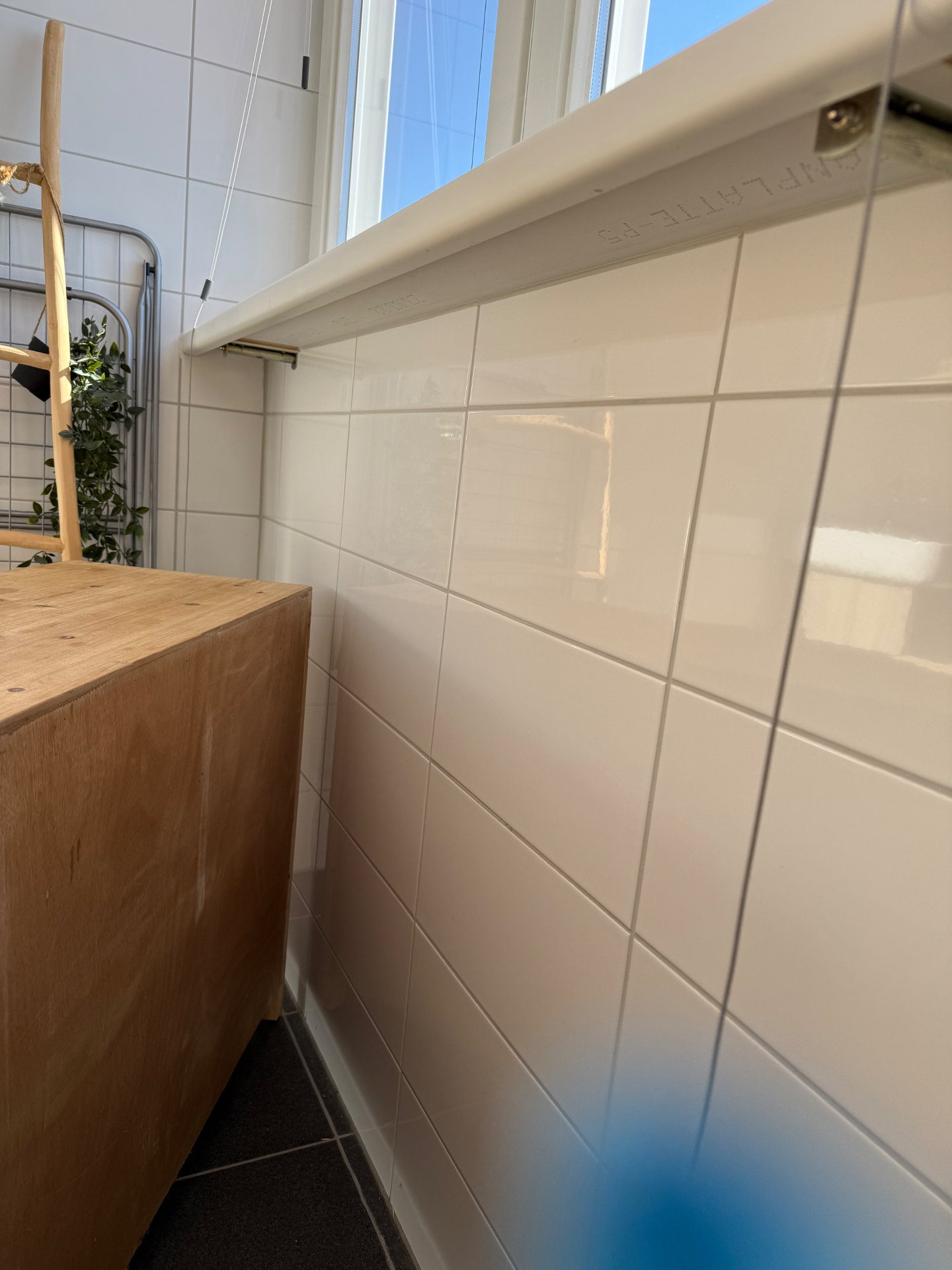 Glanzend gereinigde witte tegelwand met detail