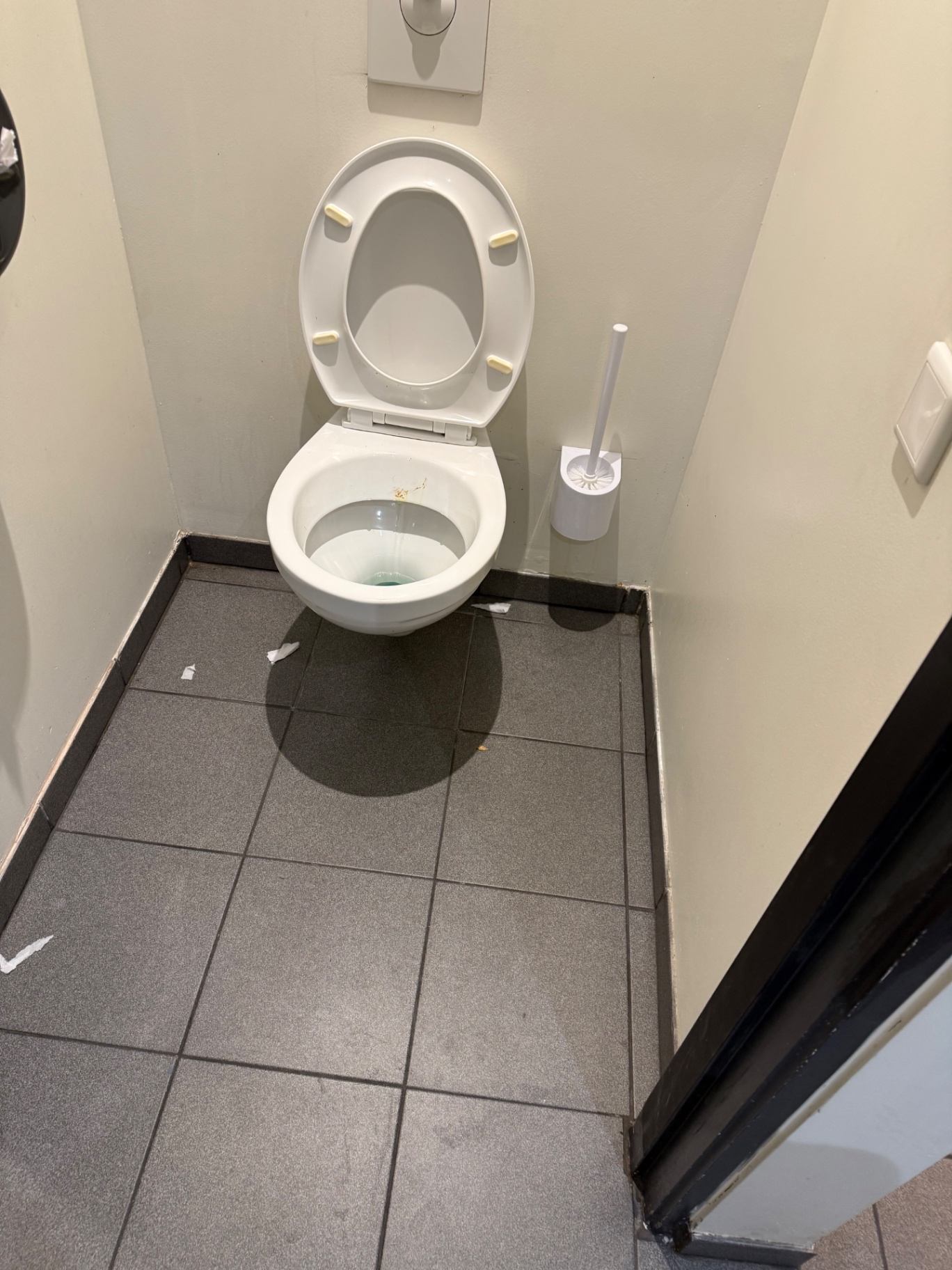 Verwaarloosd toilet met afval op de vloer