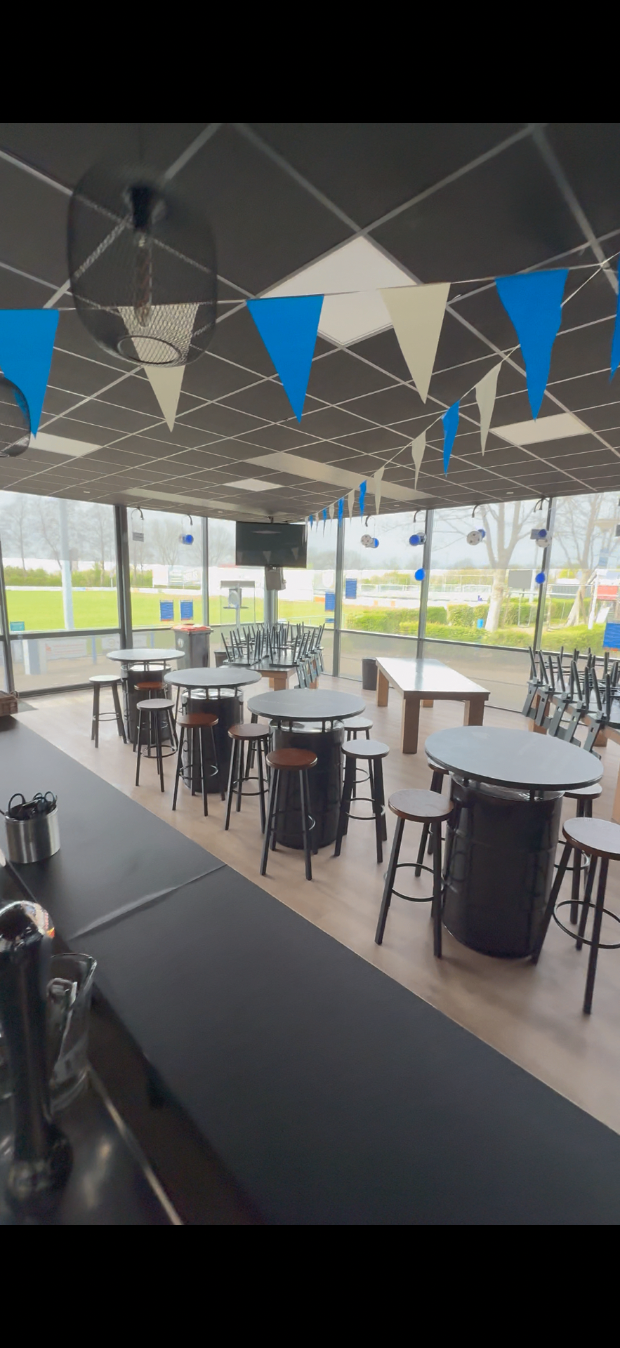 Nette inrichting met opgestapelde stoelen